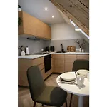 Bewertete 2-zimmer-wohnung Mit Sehr Gut Ausgestatteter Kueche, Netflix Und Gemuetlichem Schlafzimmer In *